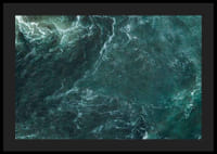 Flygvy över turkost hav med vita vågmönster och skum-4