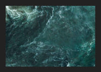 Flygvy över turkost hav med vita vågmönster och skum-5