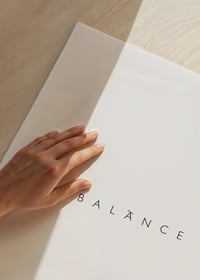 Minimalistická textová ilustrácia so slovom BALANCE v čiernej farbe-3