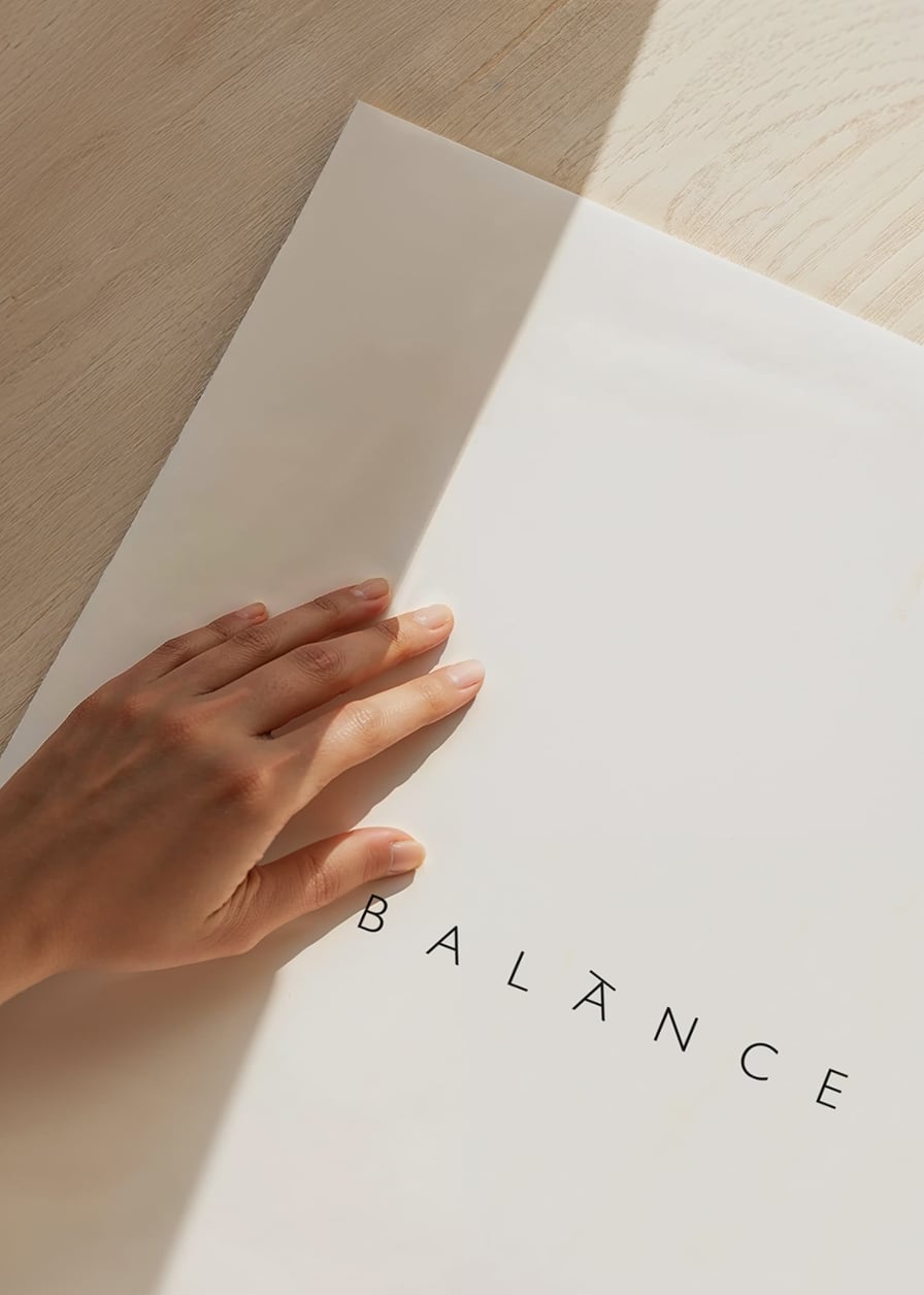 Minimalistická textová ilustrácia so slovom BALANCE v čiernej farbe-12