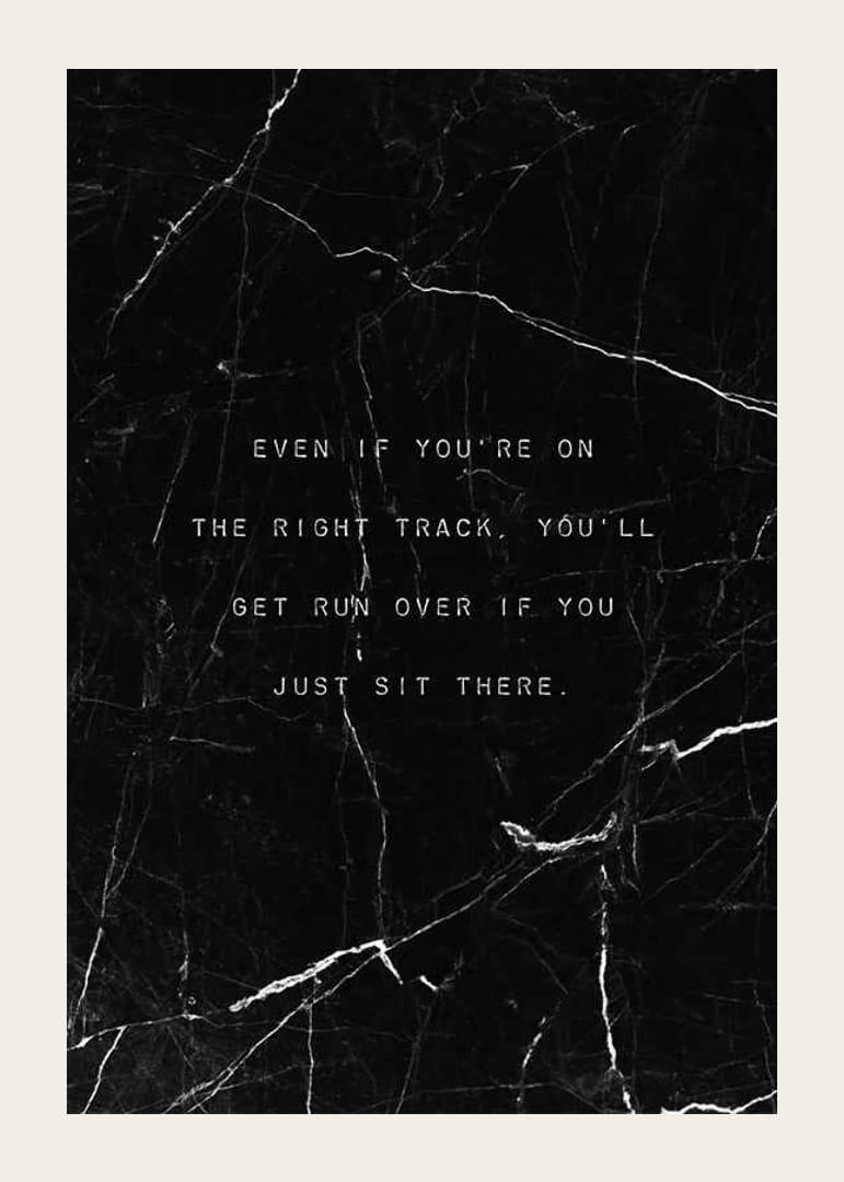 Citation en texte blanc sur motif en marbre noir, style minimaliste-12