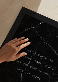 Citation en texte blanc sur motif en marbre noir, style minimaliste-9