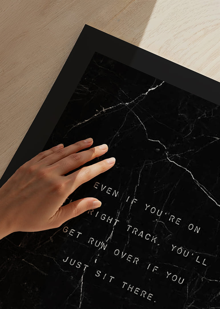 Citation en texte blanc sur motif en marbre noir, style minimaliste-12