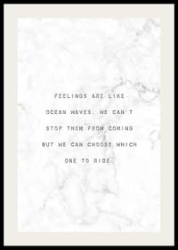 Testo nero centrato con citazione su sfondo marmorizzato bianco-2