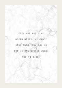 Testo nero centrato con citazione su sfondo marmorizzato bianco-3