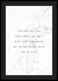 Testo nero centrato con citazione su sfondo marmorizzato bianco-4