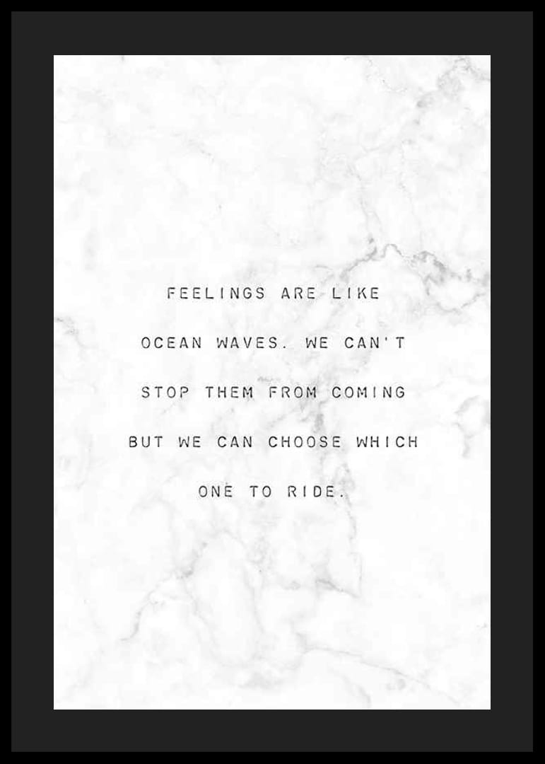 Testo nero centrato con citazione su sfondo marmorizzato bianco-12