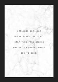 Testo nero centrato con citazione su sfondo marmorizzato bianco-5