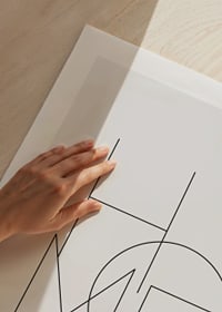 Minimalistinen typografia ohuilla mustilla viivoilla, vaaleanharmaalla taustalla-9