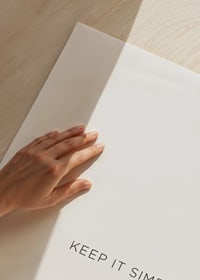 Minimalistisk text i svart längst ner på vit bakgrund-3