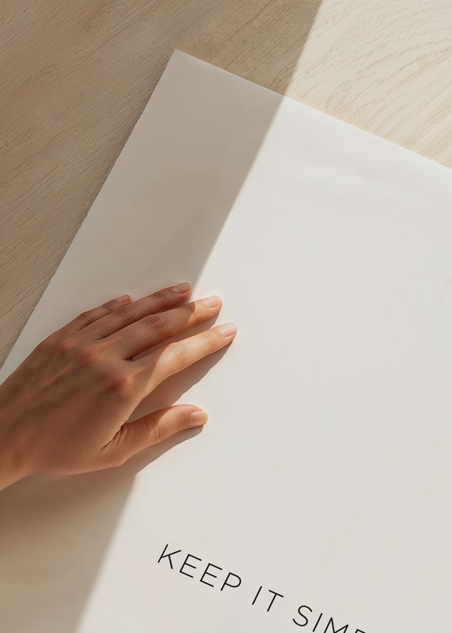 Minimalistisk text i svart längst ner på vit bakgrund-12