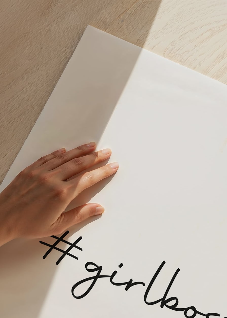 Svart handskriven hashtag text #girlboss på vit bakgrund-12