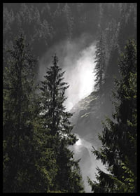 Foto eines Wasserfalls zwischen hohen Tannen in einer Waldlandschaft-6