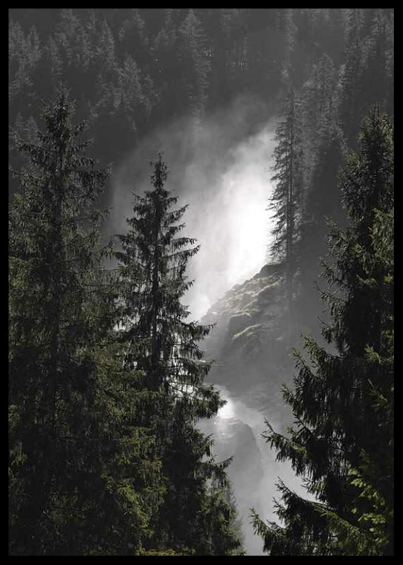 Foto eines Wasserfalls zwischen hohen Tannen in einer Waldlandschaft-12