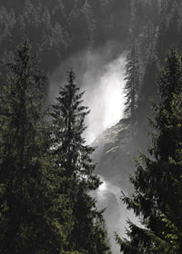 Foto eines Wasserfalls zwischen hohen Tannen in einer Waldlandschaft-7