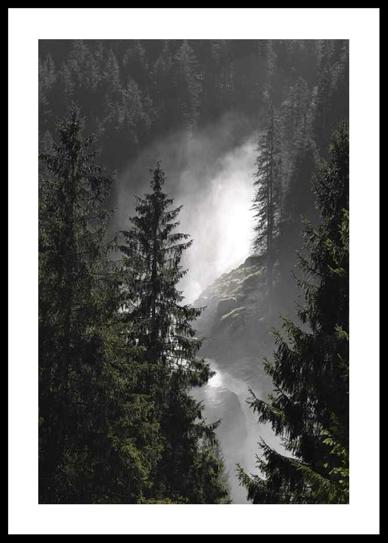 Foto eines Wasserfalls zwischen hohen Tannen in einer Waldlandschaft-12