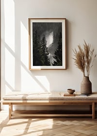 Foto eines Wasserfalls zwischen hohen Tannen in einer Waldlandschaft-8