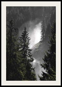 Foto eines Wasserfalls zwischen hohen Tannen in einer Waldlandschaft-2