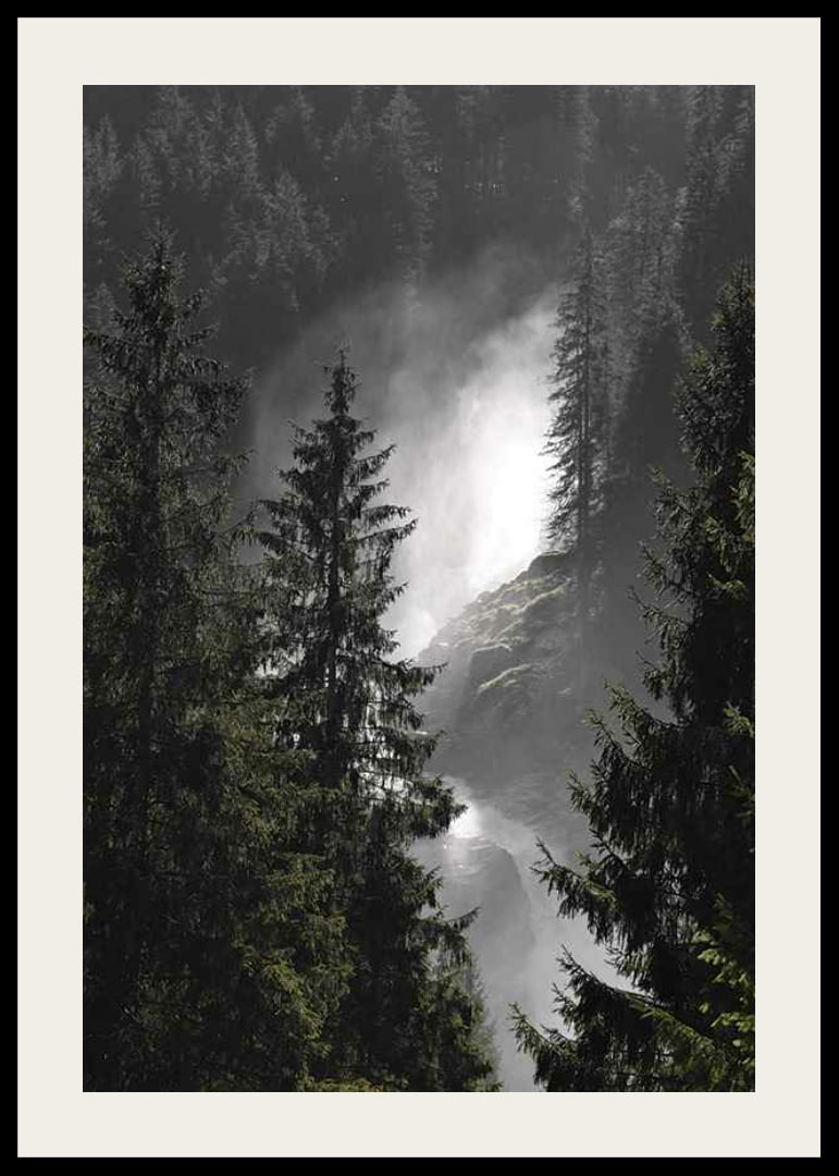 Foto eines Wasserfalls zwischen hohen Tannen in einer Waldlandschaft-12