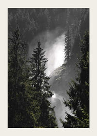 Foto eines Wasserfalls zwischen hohen Tannen in einer Waldlandschaft-3