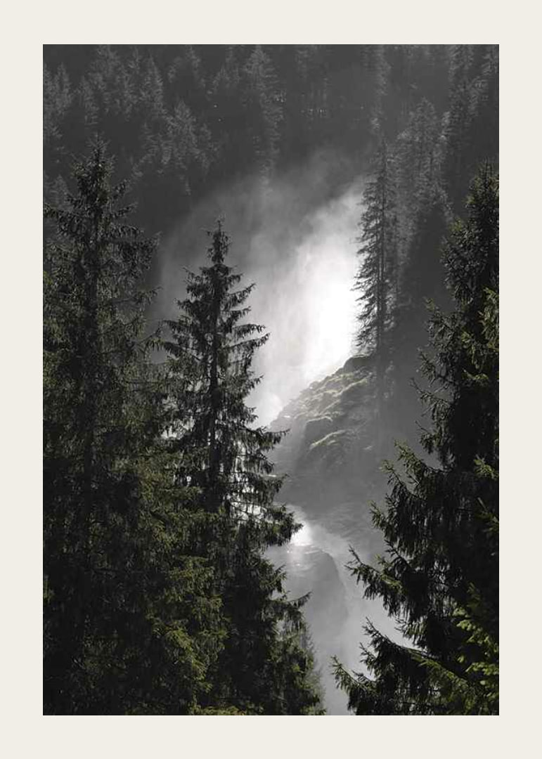 Foto eines Wasserfalls zwischen hohen Tannen in einer Waldlandschaft-12