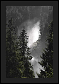 Foto eines Wasserfalls zwischen hohen Tannen in einer Waldlandschaft-4