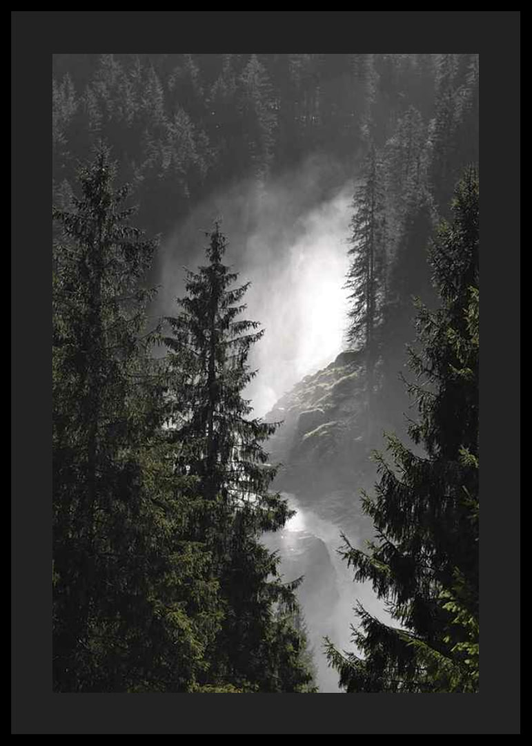 Foto eines Wasserfalls zwischen hohen Tannen in einer Waldlandschaft-12