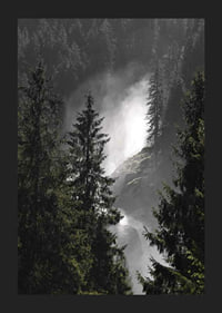 Foto eines Wasserfalls zwischen hohen Tannen in einer Waldlandschaft-5