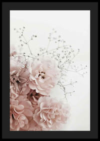 Fotografisk nærbillede af lyserøde roser og brudeslør mod hvid baggrund-4