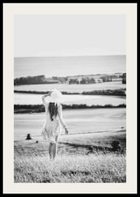 Czarno-białe zdjęcie kobiety w sukience na duńskiej wsi-2