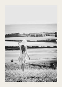 Czarno-białe zdjęcie kobiety w sukience na duńskiej wsi-3