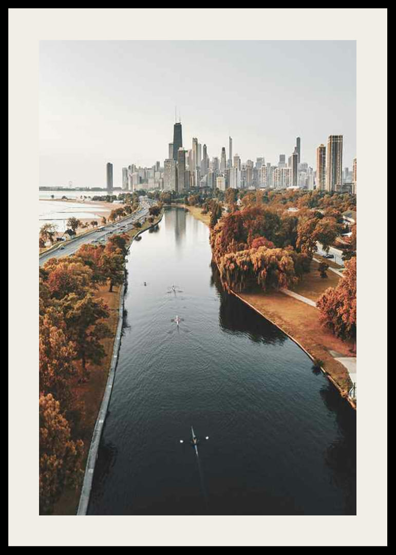 Fotografia panorámy Chicaga s jesenne sfarbenými stromami a riekou-12