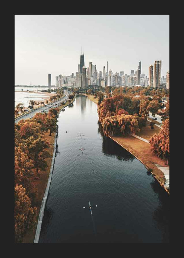 Fotografia panorámy Chicaga s jesenne sfarbenými stromami a riekou-12