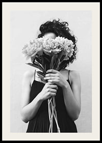Schwarz-Weiß-Foto einer Frau mit lockigem Haar, die einen Blumenstrauß hält-2