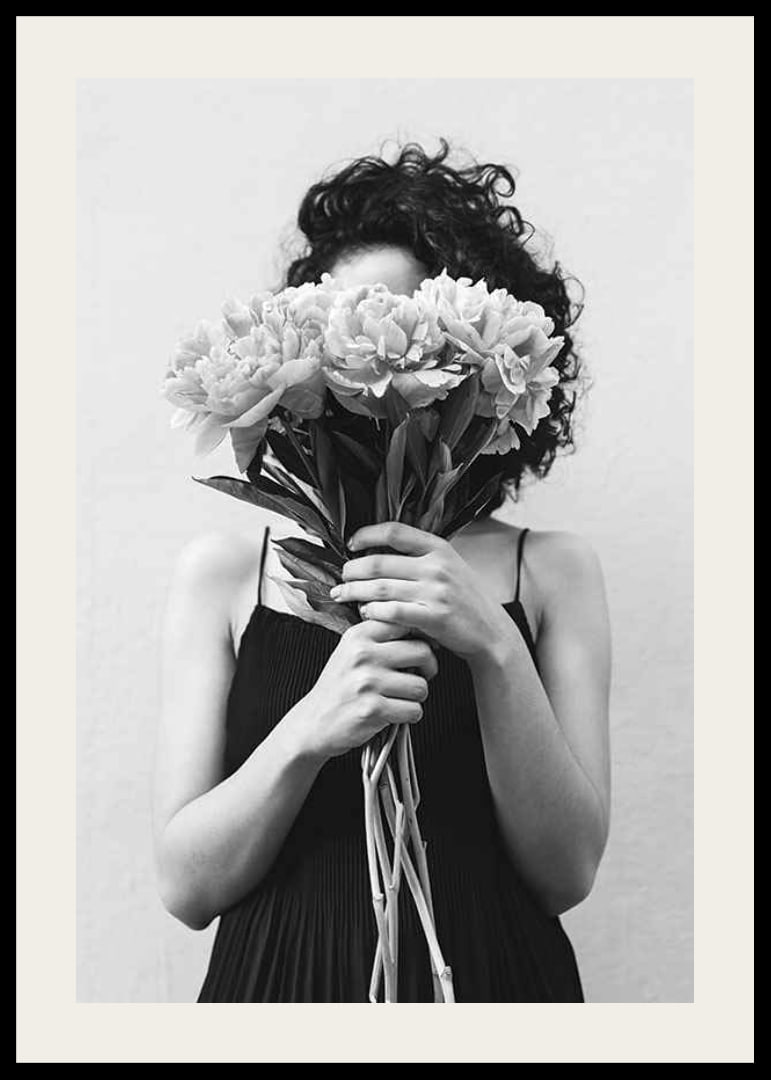 Schwarz-Weiß-Foto einer Frau mit lockigem Haar, die einen Blumenstrauß hält-12