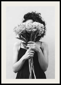 Svartvitt foto av kvinna med lockigt hår som håller blombukett-2