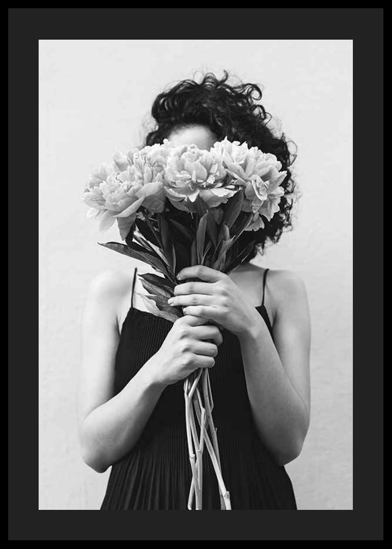 Schwarz-Weiß-Foto einer Frau mit lockigem Haar, die einen Blumenstrauß hält-12