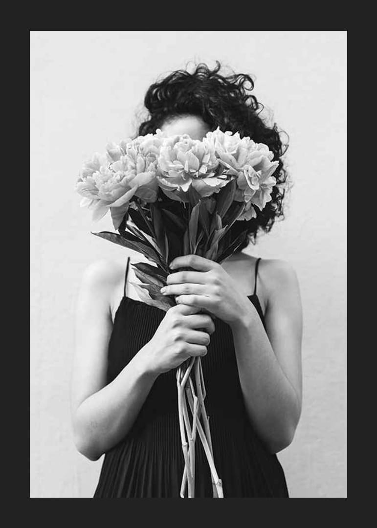 Svartvitt foto av kvinna med lockigt hår som håller blombukett-12