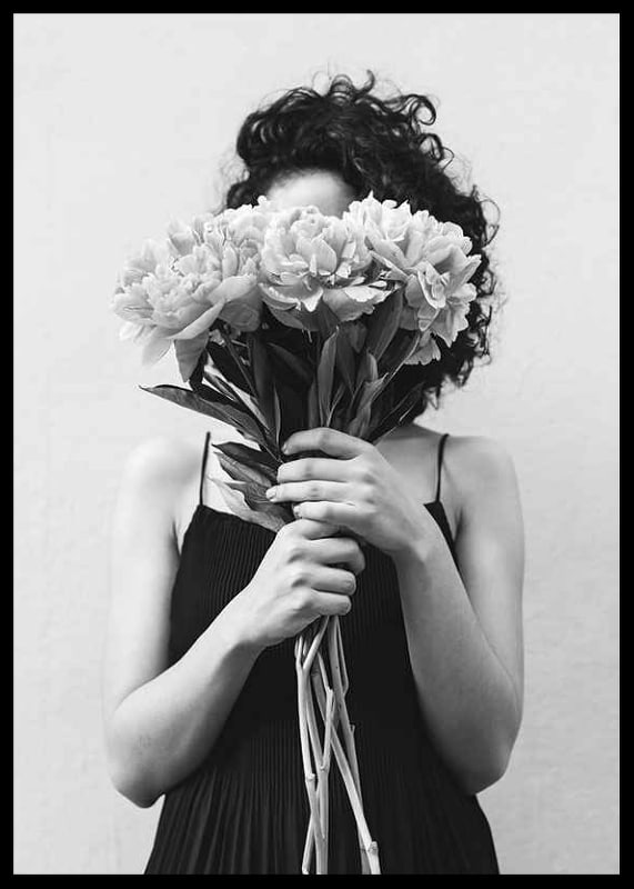 Schwarz-Weiß-Foto einer Frau mit lockigem Haar, die einen Blumenstrauß hält-12