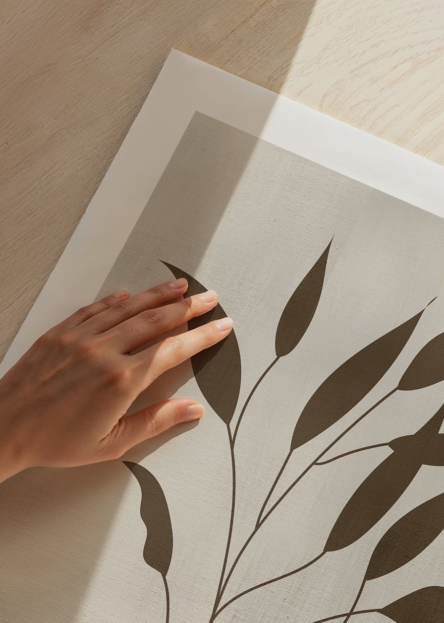 Grafisk illustration av bruna blad på gren mot beige bakgrund-12