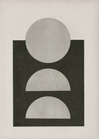 Abstrakta geometriska former i grått och svart mot beige bakgrund-1