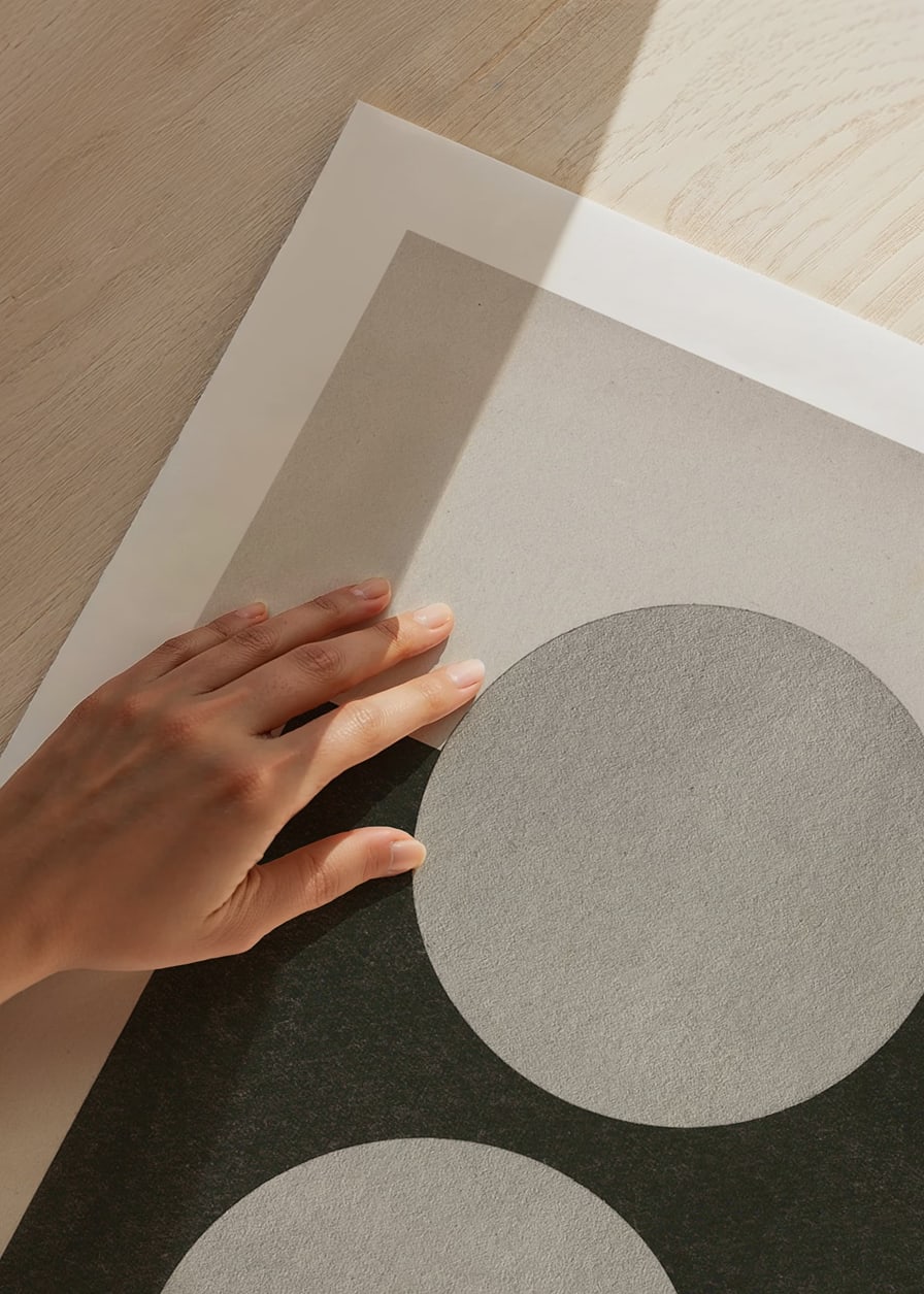 Abstrakta geometriska former i grått och svart mot beige bakgrund-12