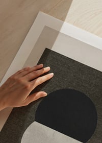 Abstrakta halvcirklar i svart och vitt mot mörk bakgrund-3
