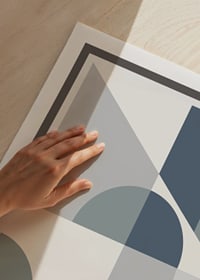 Illustrazione grafica con forme geometriche in blu e grigio-3