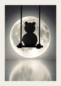 Illustrierter Teddybär auf einer Schaukel vor einem Vollmond-3