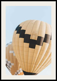 Fotografia di mongolfiere gialle e nere contro il cielo blu-2