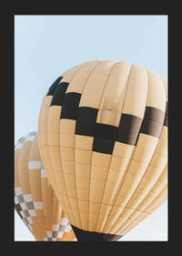 Fotografia di mongolfiere gialle e nere contro il cielo blu-5