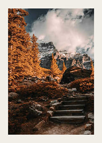 Rudens meža fotogrāfija ar akmens taku un sniegotiem kalniem-3