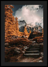 Rudens meža fotogrāfija ar akmens taku un sniegotiem kalniem-4