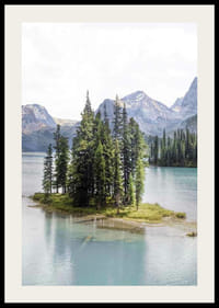 Fotografía de un bosque de abetos en una pequeña isla en un lago azul claro con montañas.-2